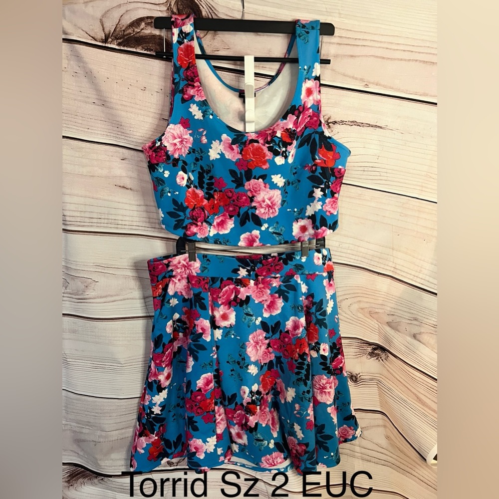 Torrid Size 2 Blue Floral Mini Scuba Set (crop top and skirt)